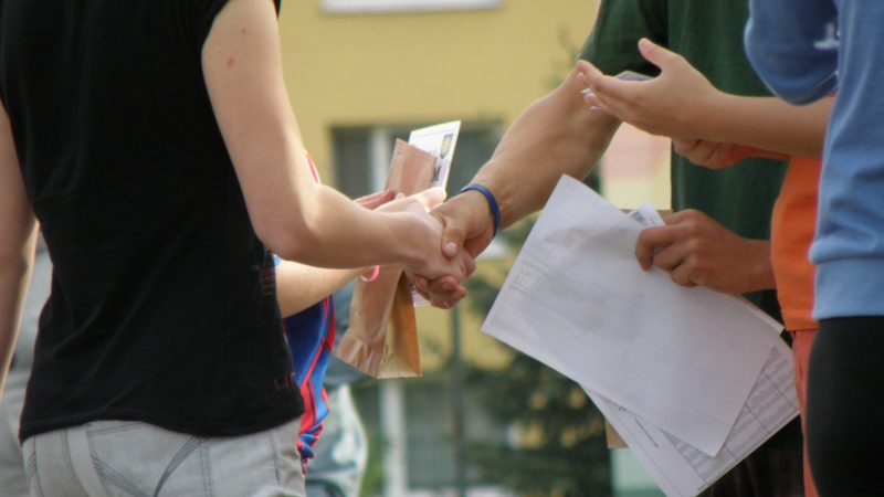 shaking-hands-930178_1920